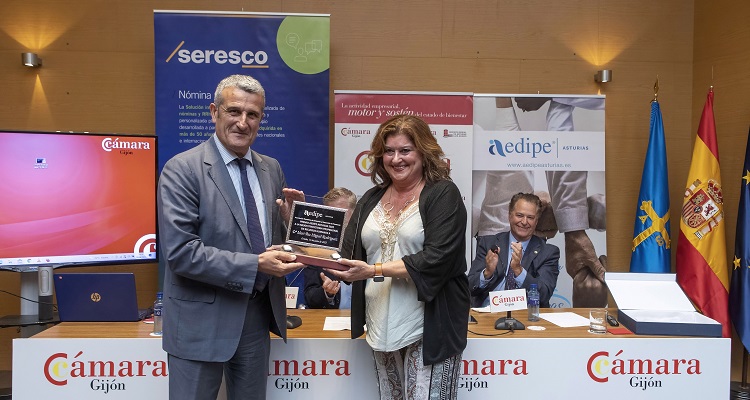 Manuel Busto Director general de Seresco entrega Premio AEDIPE Asturias RRHH 2022 a Mari Paz Miguel Rodríguez